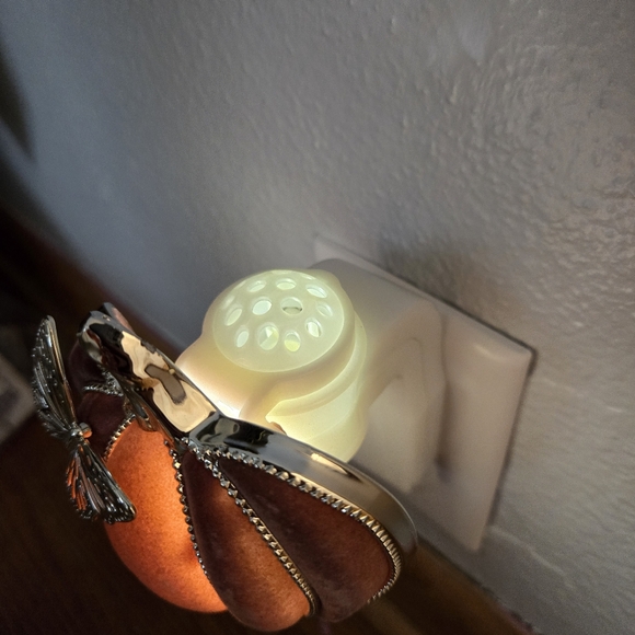 Bath & Body Works BUTTERFLY PUMPKIN NIGHTLIGHT Wallflowers Fragrance Plug - Picture 2 of 6